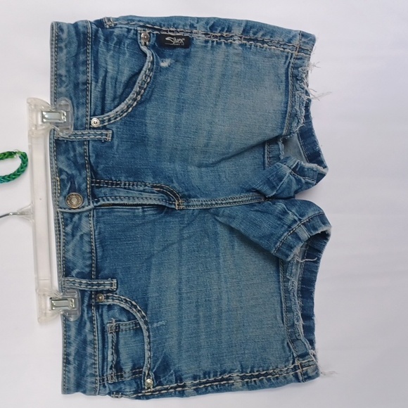 Silver Jeans Blue Elyse Jean Shorts W 28 3.5" Length, Dustressed Hem - Picture 1 of 6